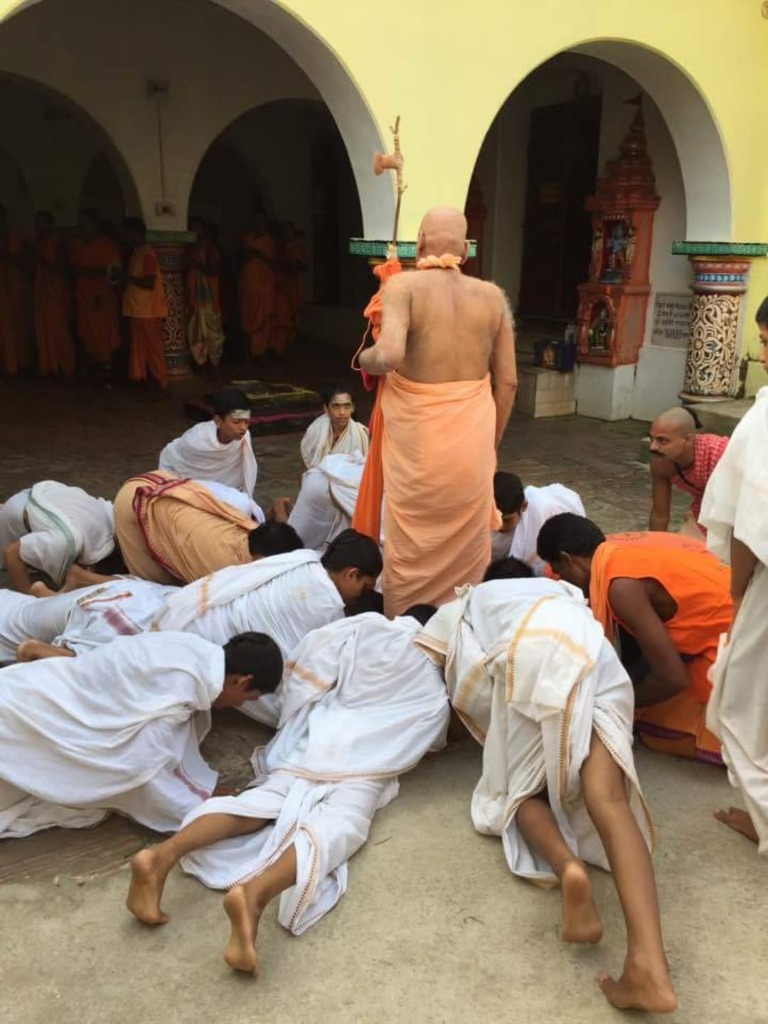 Ved Gurukulam students offering pranaam to Jagadguru