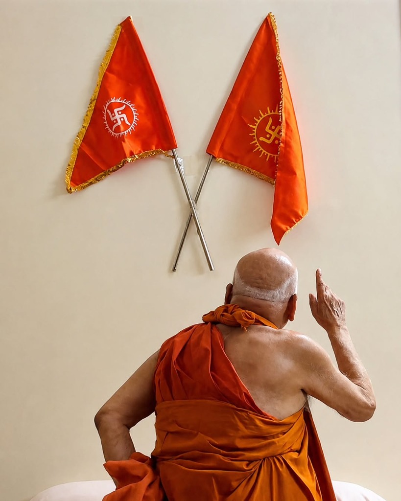 Jagadguru blessing from behind with raised hand